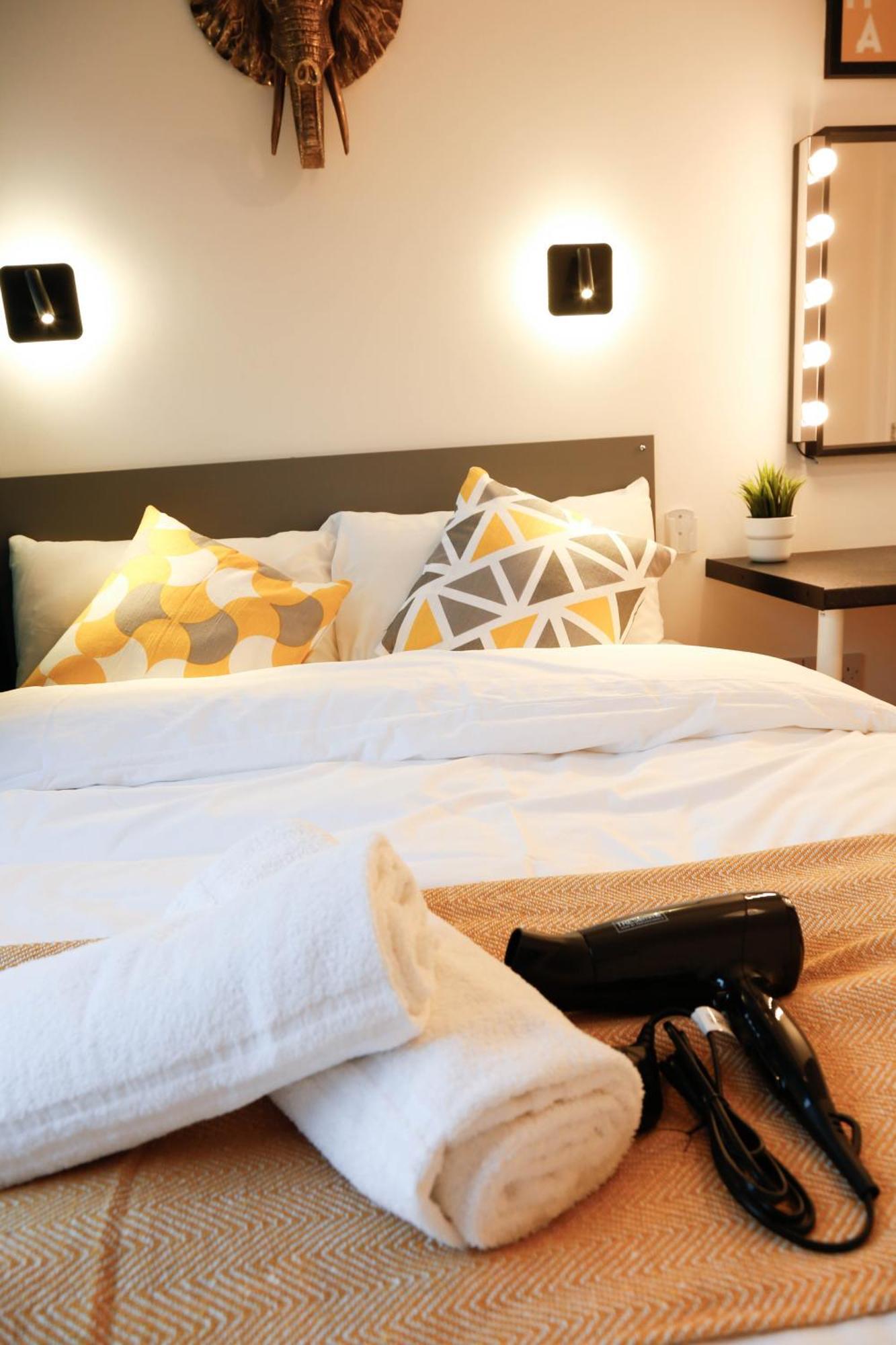New Luxury In The Heart Of Next To Shops, Cafes, Bars & Metro With Shared Bathrooms Accommodatie bij particulieren Londen