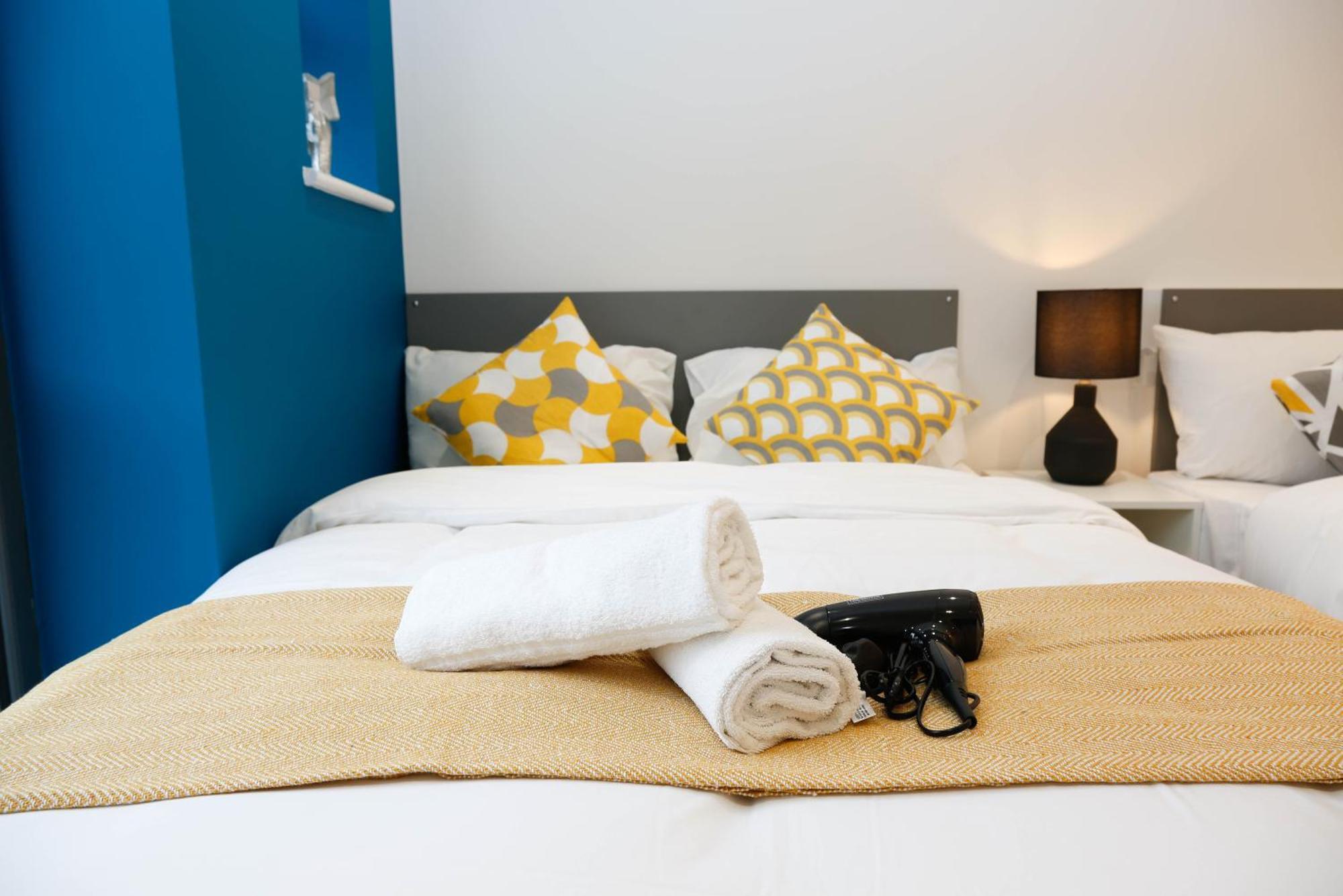 New Luxury In The Heart Of Next To Shops, Cafes, Bars & Metro With Shared Bathrooms * Londen