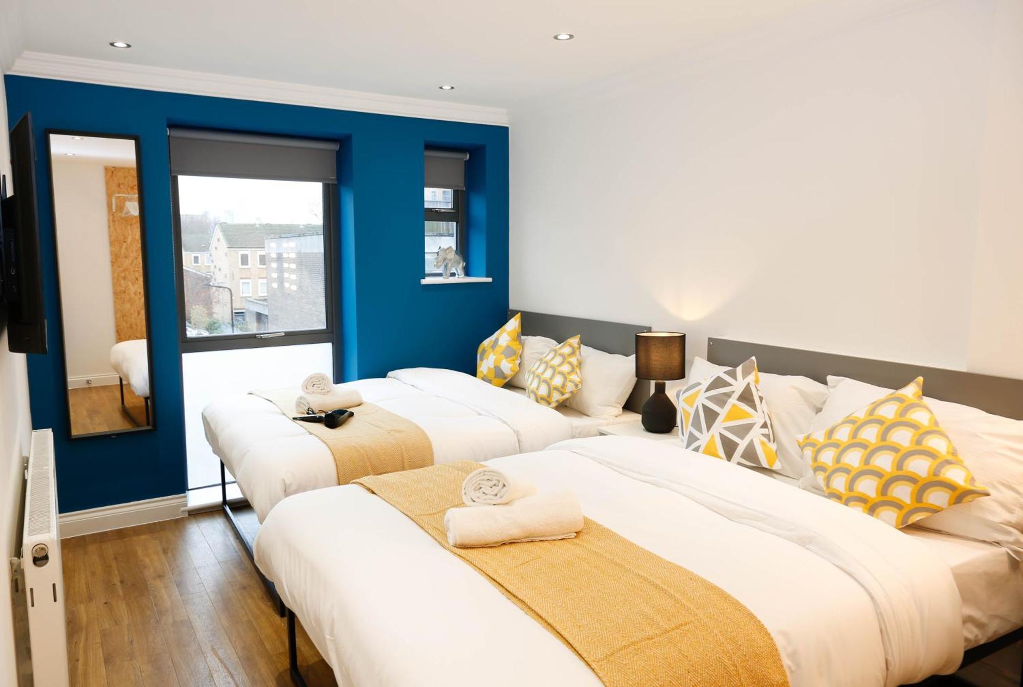New Luxury In The Heart Of Next To Shops, Cafes, Bars & Metro With Shared Bathrooms * Londen