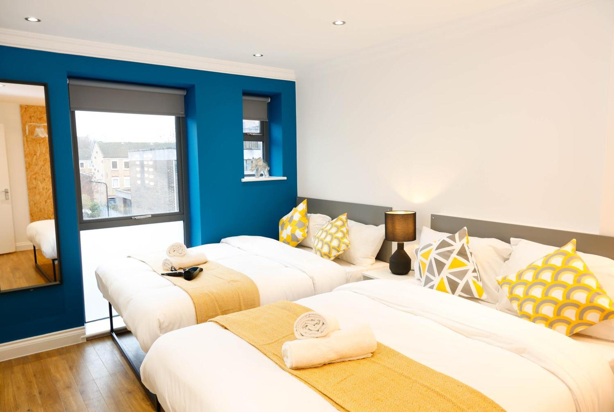 New Luxury In The Heart Of Next To Shops, Cafes, Bars & Metro With Shared Bathrooms * Londen