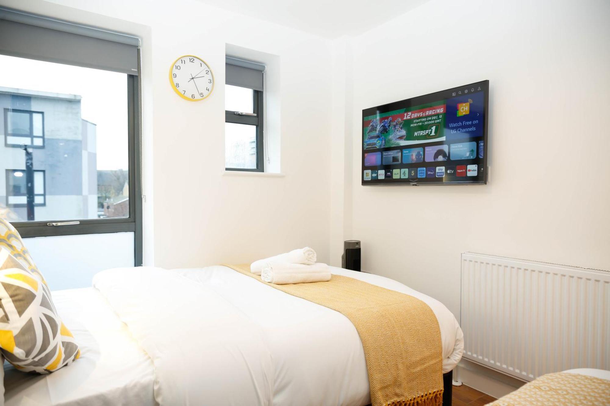 New Luxury In The Heart Of Next To Shops, Cafes, Bars & Metro With Shared Bathrooms * Londen