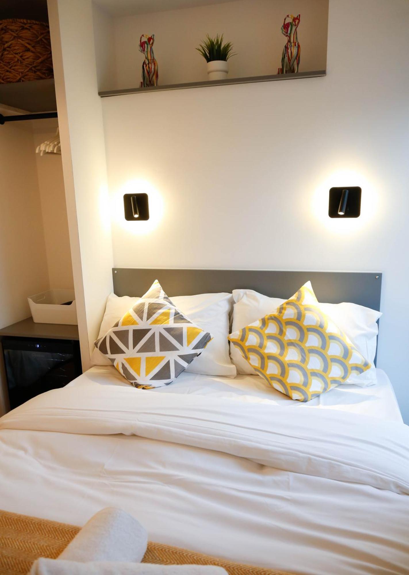 Accommodatie bij particulieren New Luxury In The Heart Of Next To Shops, Cafes, Bars & Metro With Shared Bathrooms Londen
