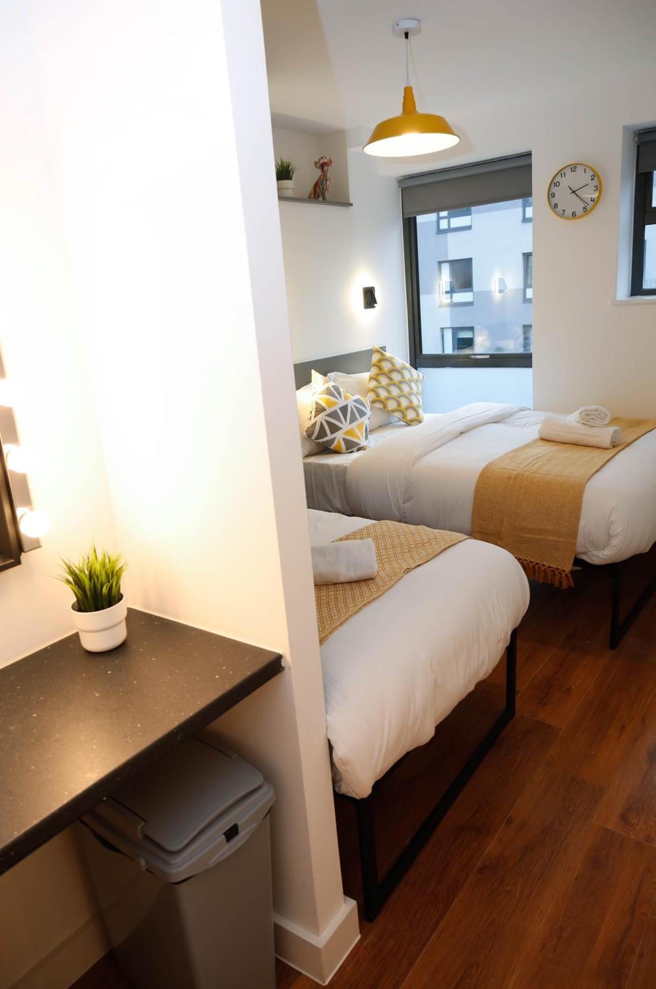 New Luxury In The Heart Of Next To Shops, Cafes, Bars & Metro With Shared Bathrooms Accommodatie bij particulieren Londen