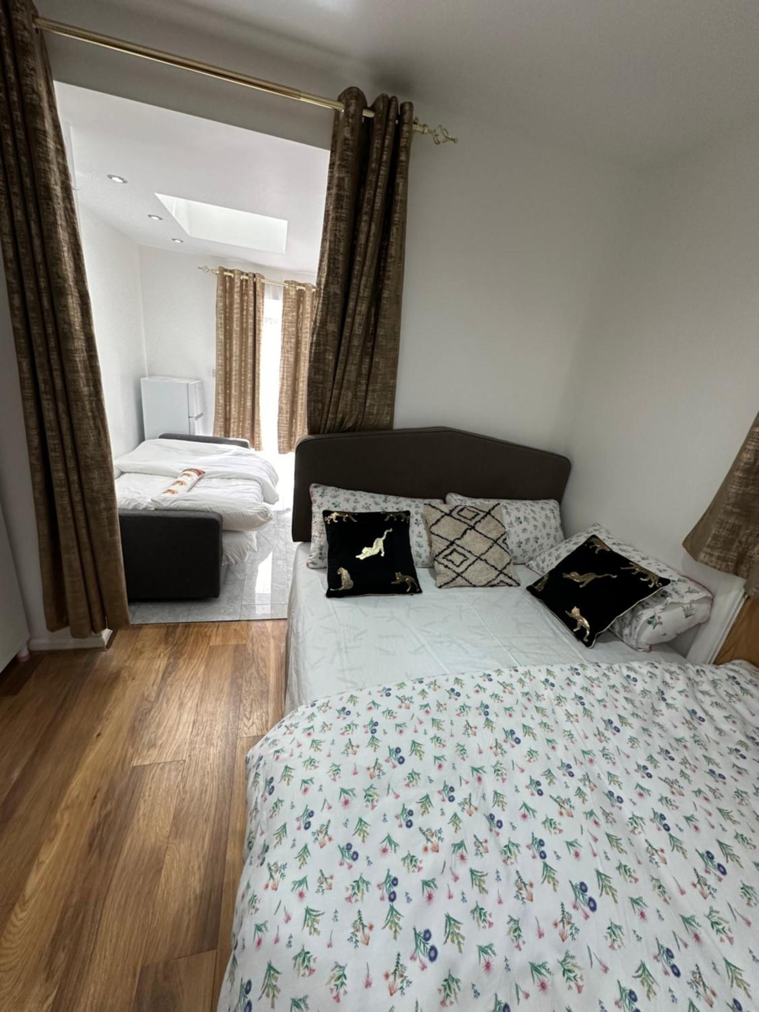 Appartement 4th Flat With Private Own Bathroom A Luxury Family Setup And Furnished With Double Bed A Double Futon-sofa Bed A Single Futon Bed A Baby Cot And Garden And Free Parking