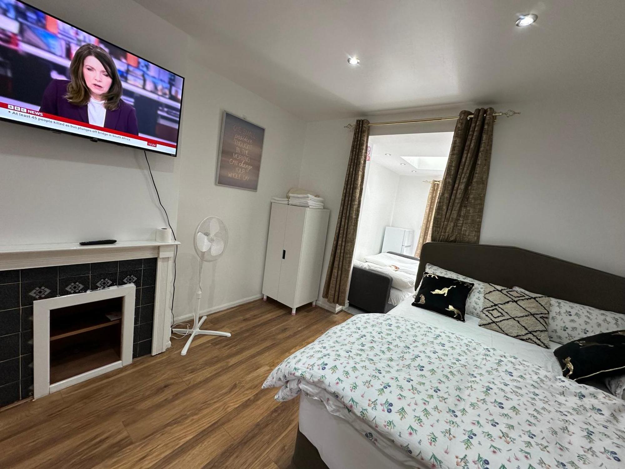 4th Flat With Private Own Bathroom A Luxury Family Setup And Furnished With Double Bed A Double Futon-sofa Bed A Single Futon Bed A Baby Cot And Garden And Free Parking *