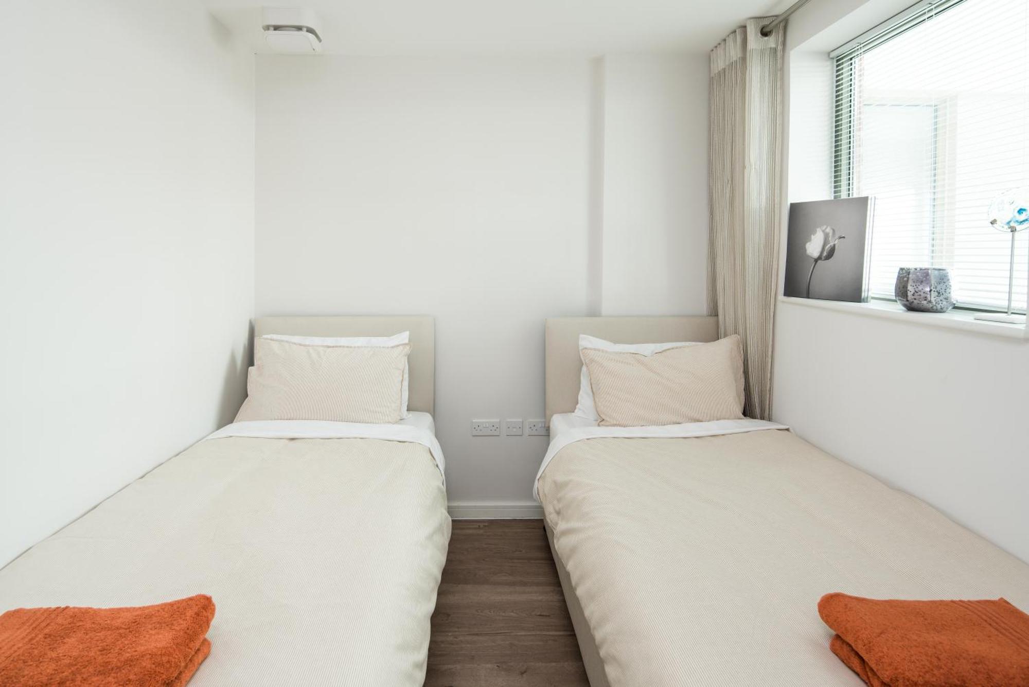 Canning Town -2 Bed Luxury Apartment *
