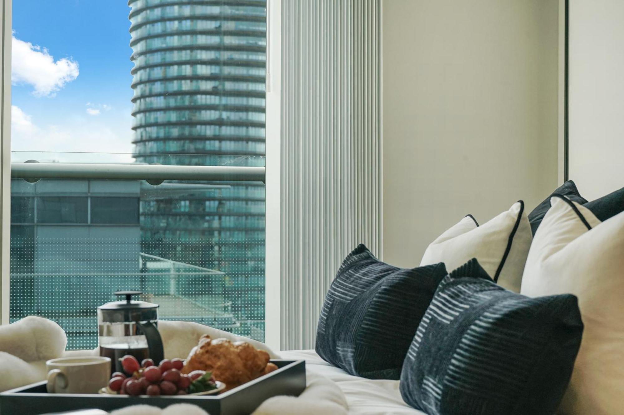 Appartement Stunning 2 Bed, 2 Bath High Rise Minutes From Canary Wharf *