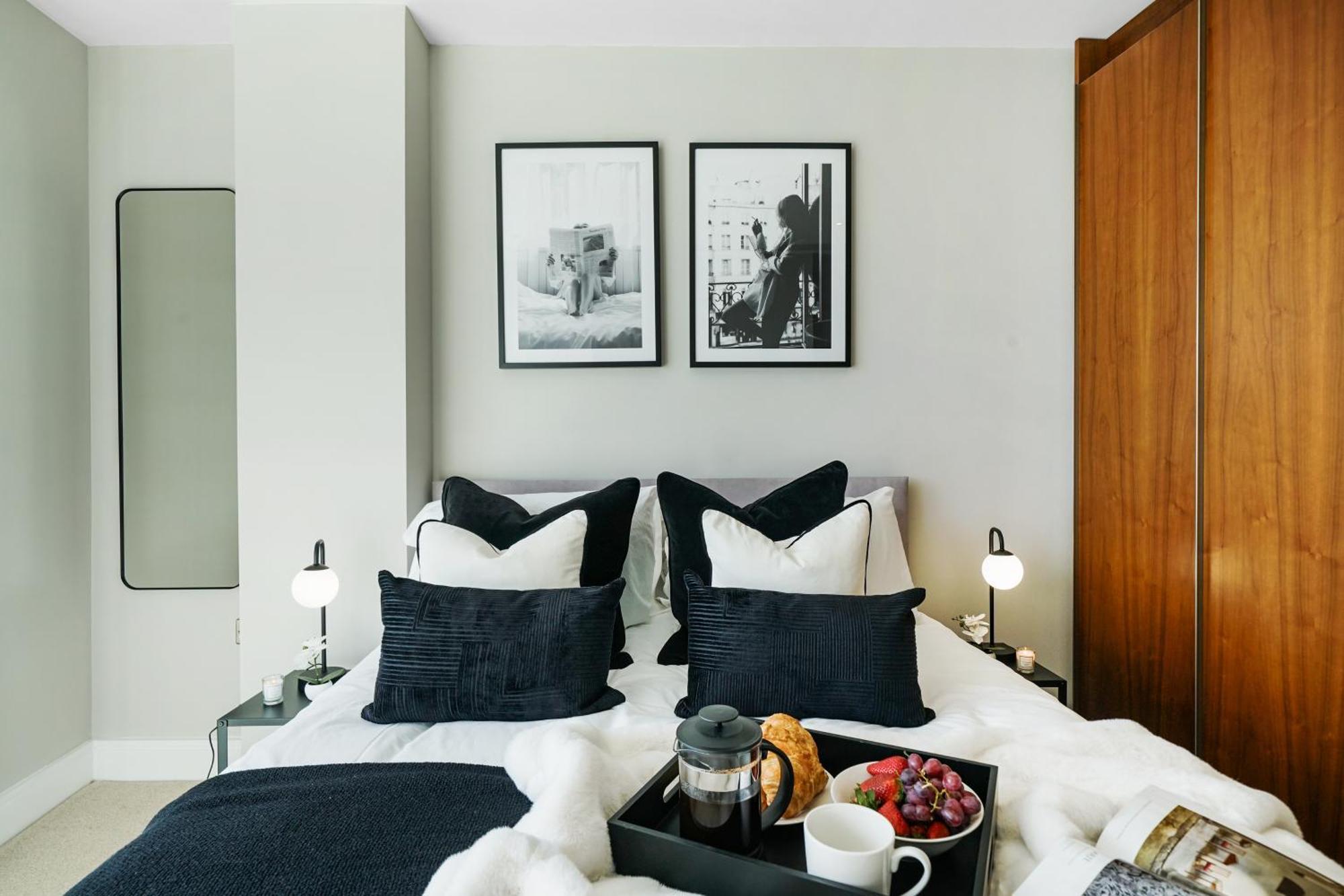Stunning 2 Bed, 2 Bath High Rise Minutes From Canary Wharf Appartement *