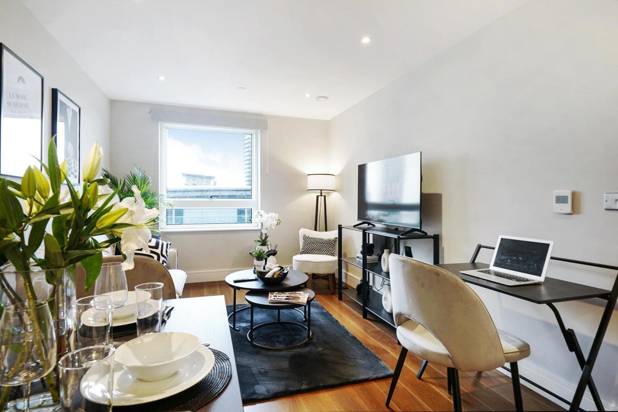 Stunning 2 Bed, 2 Bath High Rise Minutes From Canary Wharf