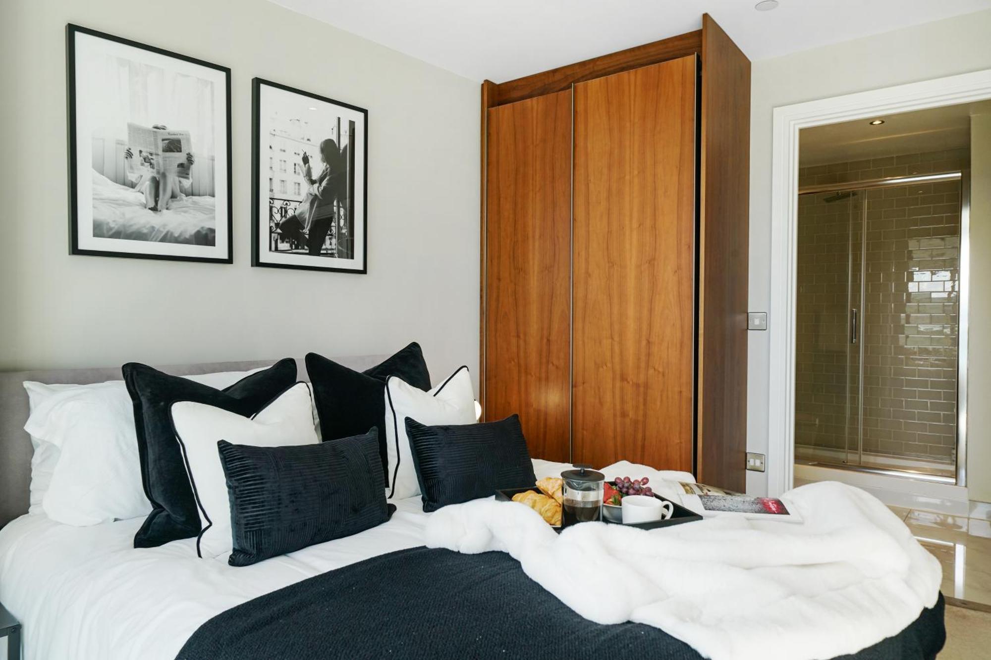 Stunning 2 Bed, 2 Bath High Rise Minutes From Canary Wharf Londres