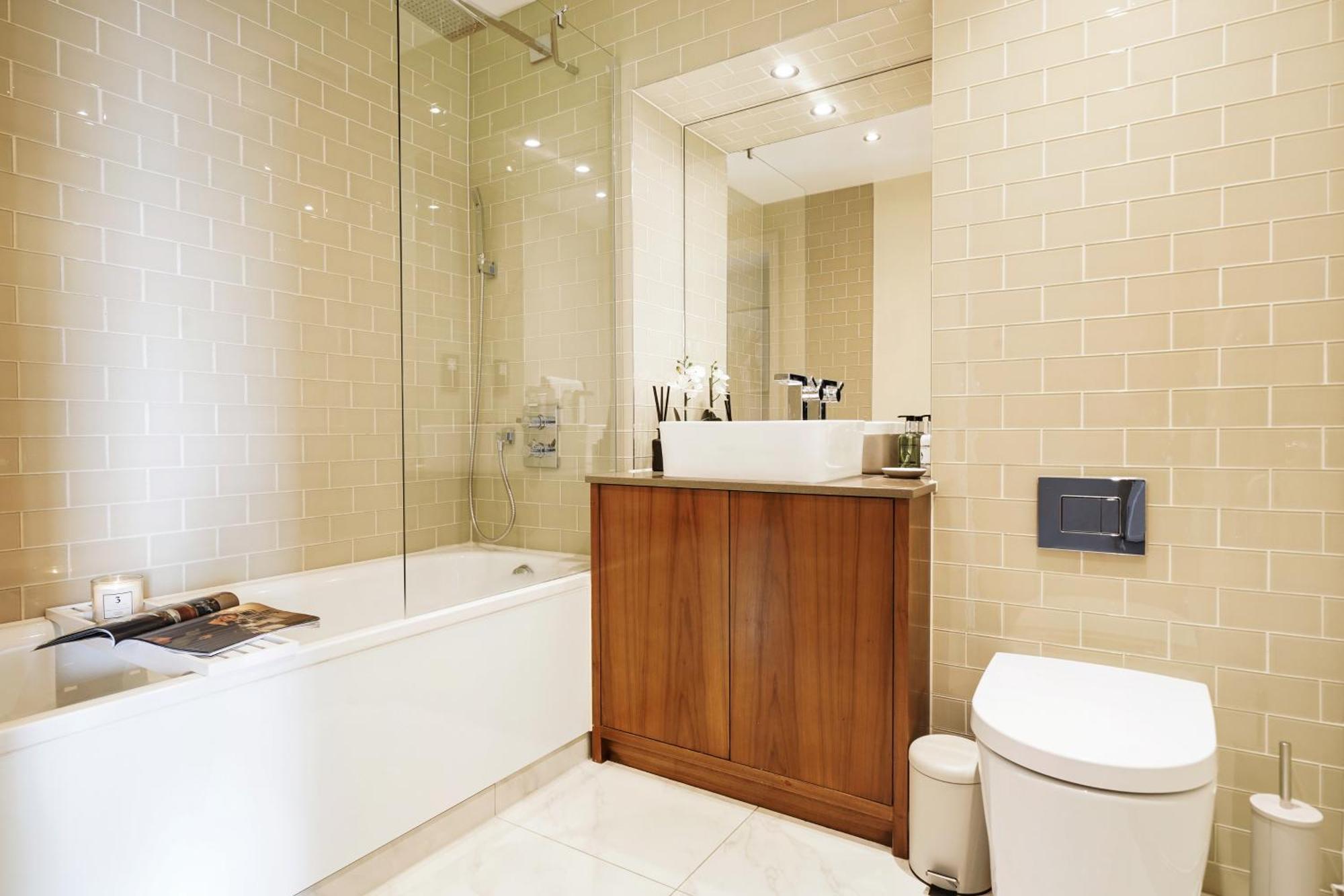 Stunning 2 Bed, 2 Bath High Rise Minutes From Canary Wharf