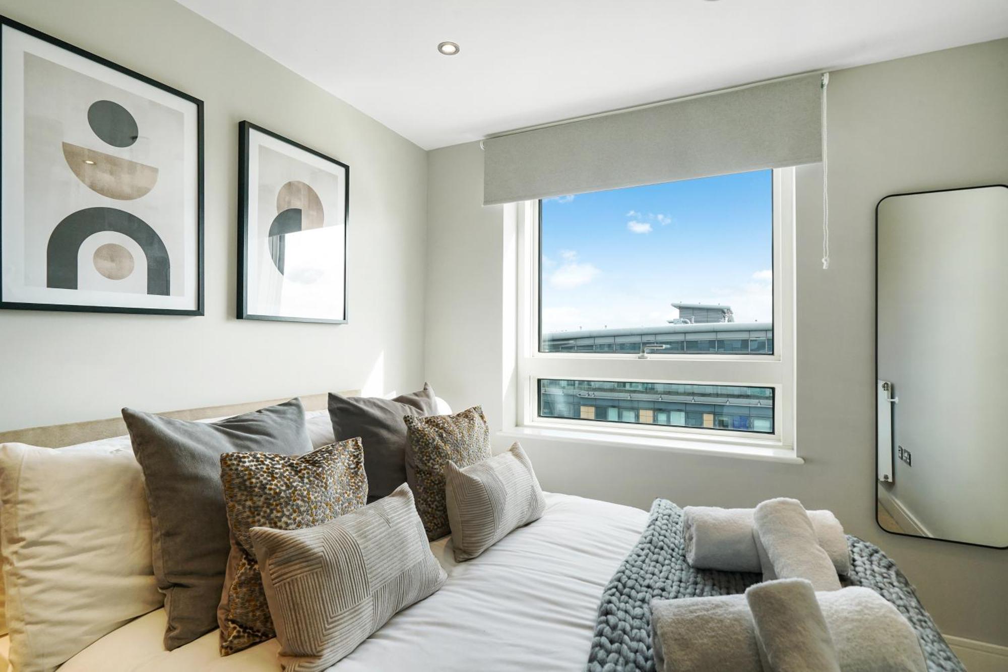 Stunning 2 Bed, 2 Bath High Rise Minutes From Canary Wharf Appartement *