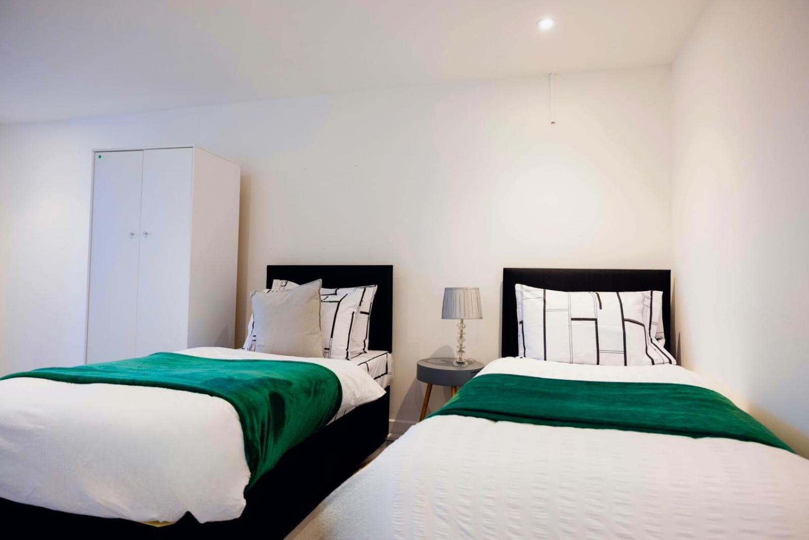 2 Bedrooms -parking-very Spacious-wifi Appartement *