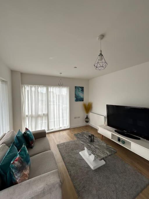 Contemporary Urban Retreat, 2-bedroom Haven By City Airport London