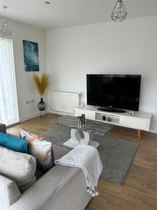 Contemporary Urban Retreat, 2-bedroom Haven By City Airport