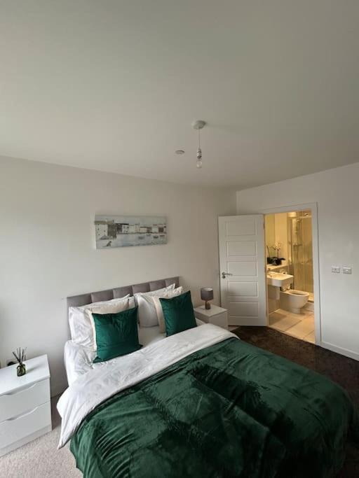 Contemporary Urban Retreat, 2-bedroom Haven By City Airport Apartment