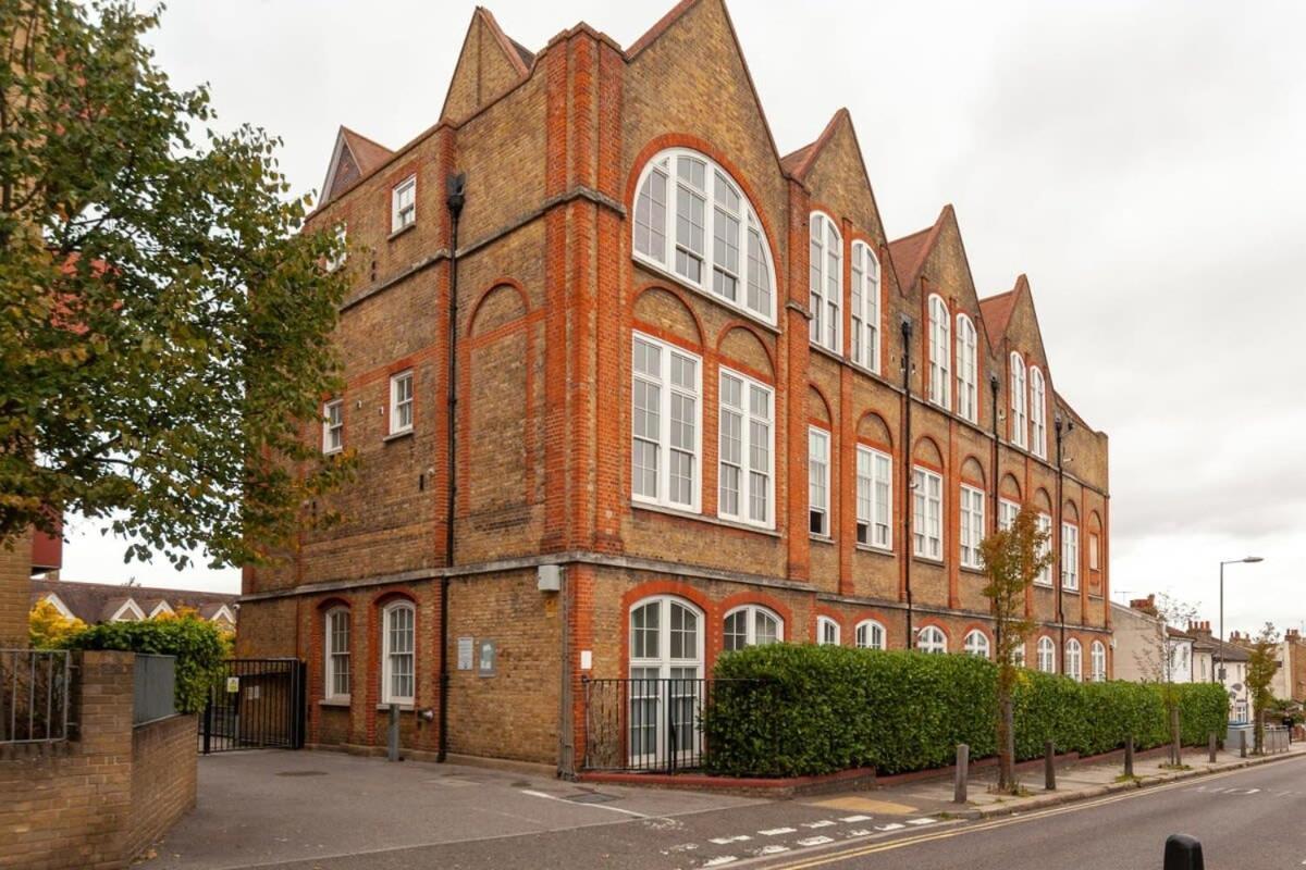 Charming 1 Bedroom In Old School House Londres
