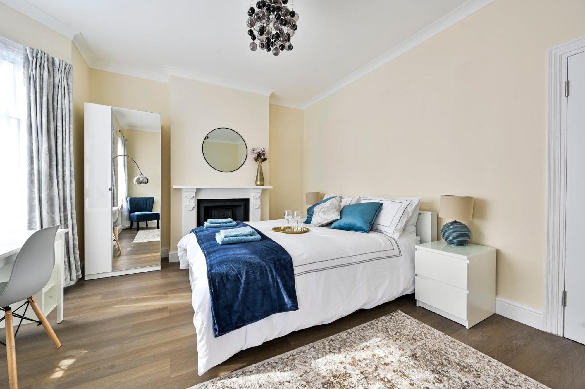 A Two Bedroom A Stride Away From Meridian Greenwich Apartamento