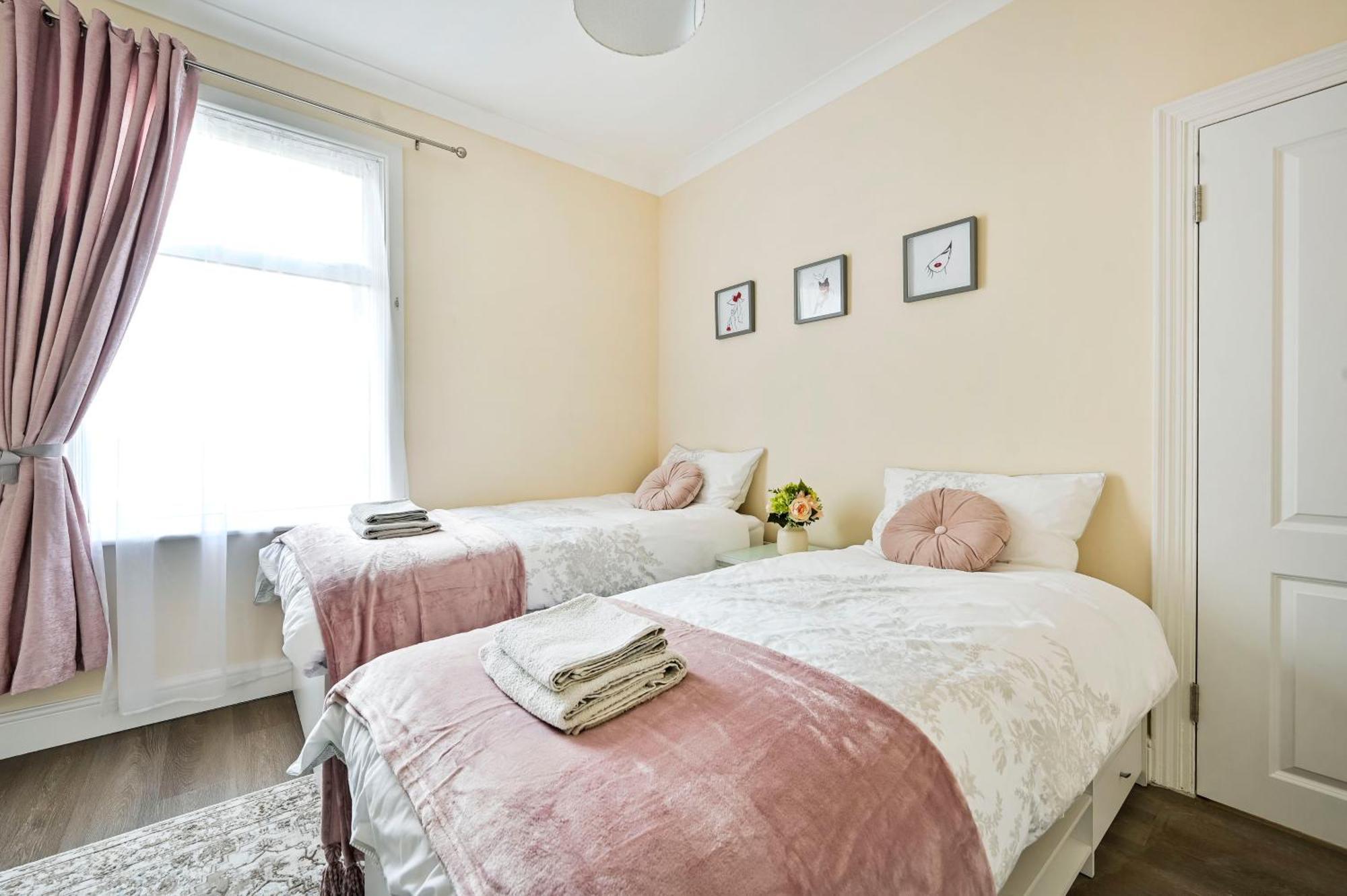 A Two Bedroom A Stride Away From Meridian Greenwich
