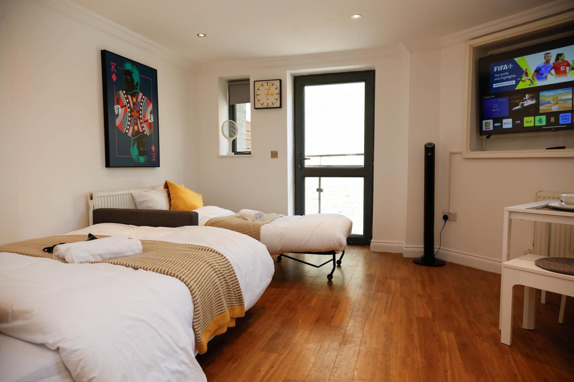 New Luxury In Location Next To Shops, Cafes, Bars & Metro Appartement Londres