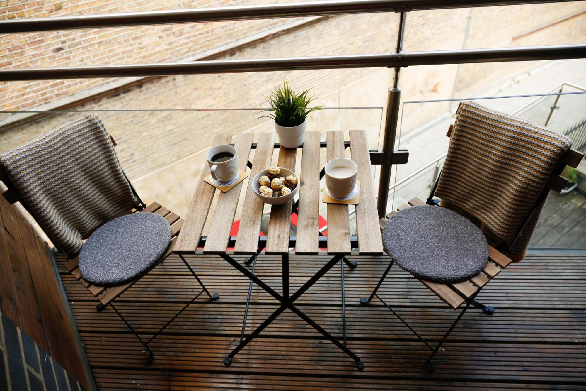 New Luxury In Location Next To Shops, Cafes, Bars & Metro Appartement *