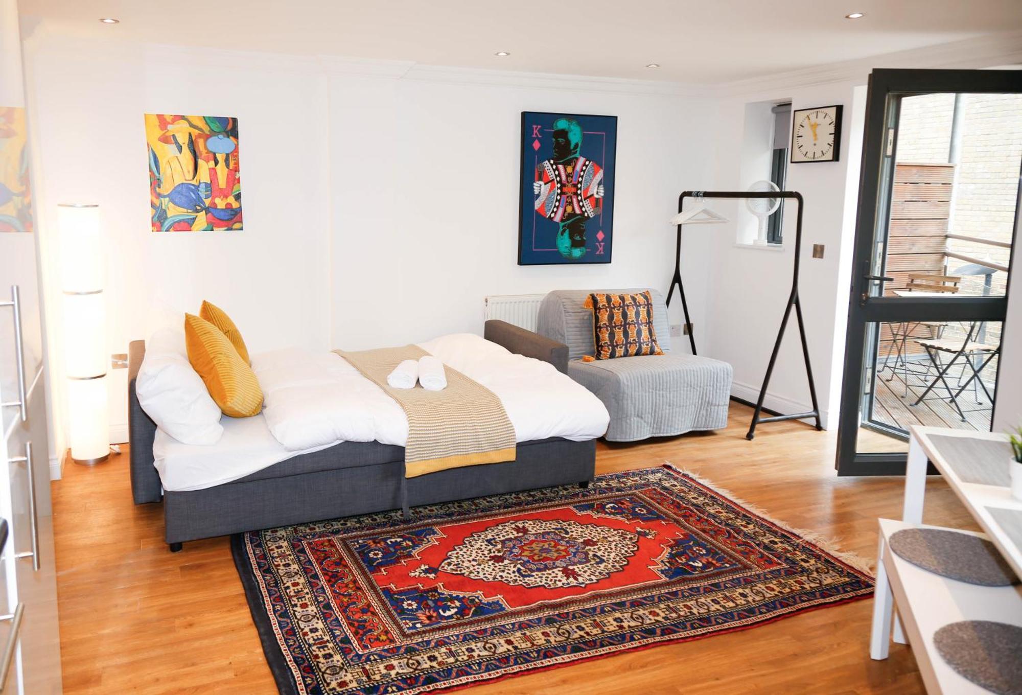 New Luxury In Location Next To Shops, Cafes, Bars & Metro * Londres