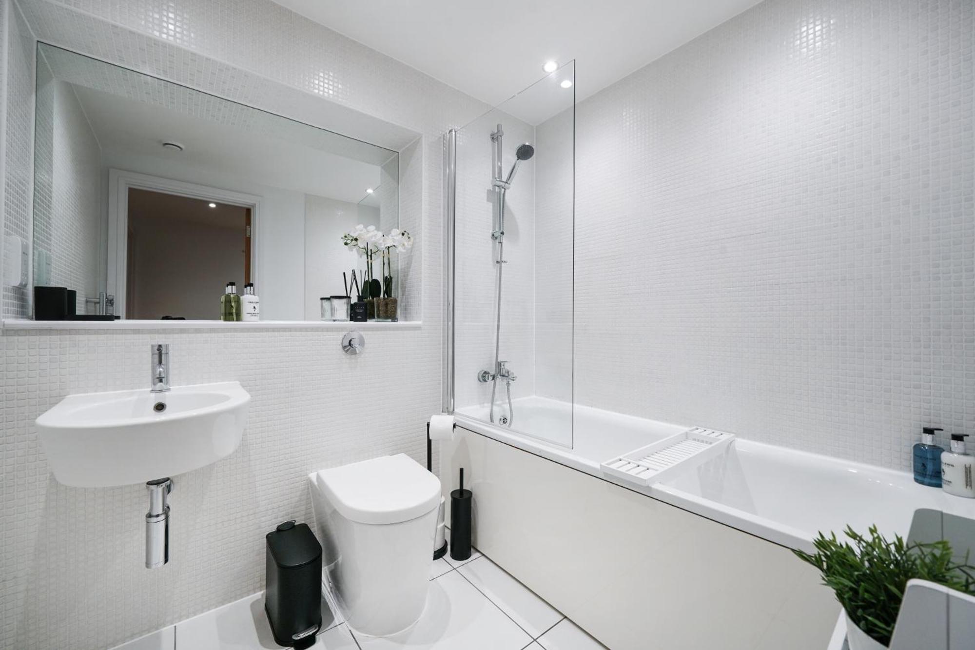 Spacious 1 Bed Flat With Balcony Minutes Walk To Canary Wharf Appartement