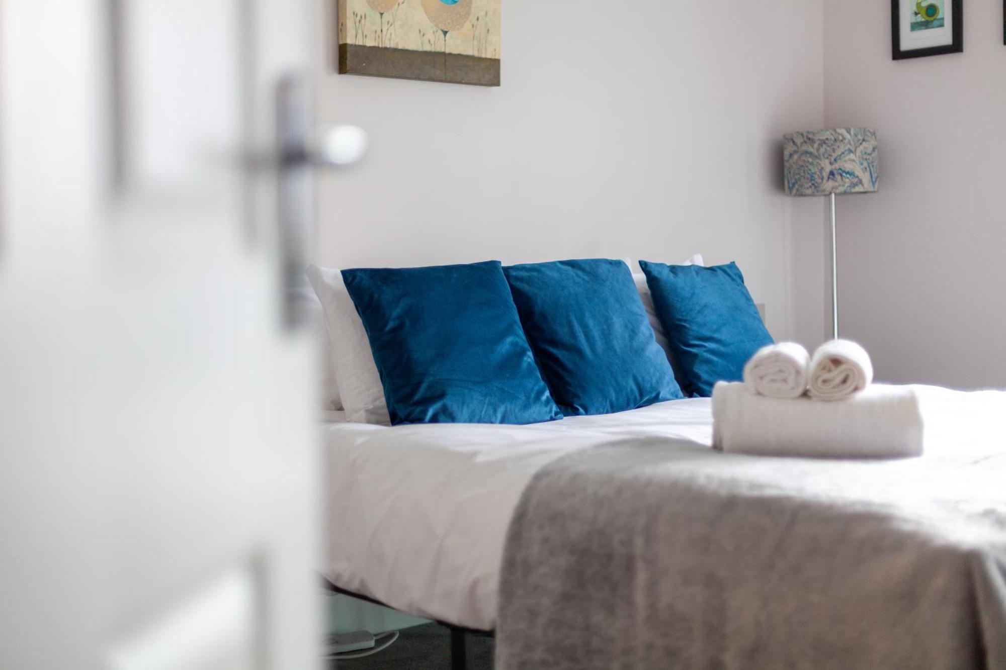 Stylish Chic Retreat: 1-bed, Near Canary Wharf London
