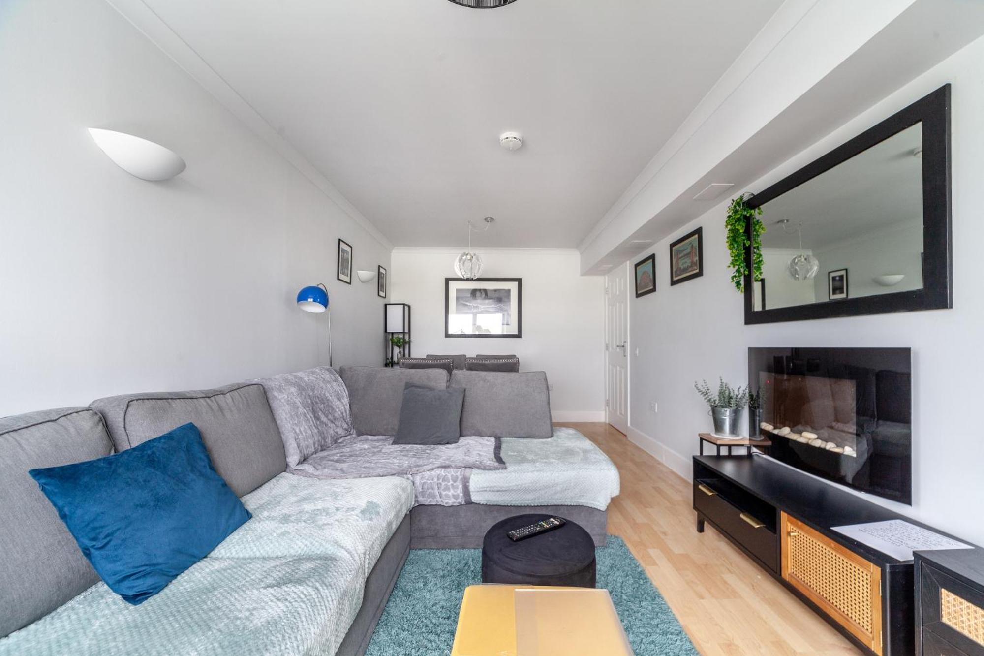 Stylish Chic Retreat: 1-bed, Near Canary Wharf