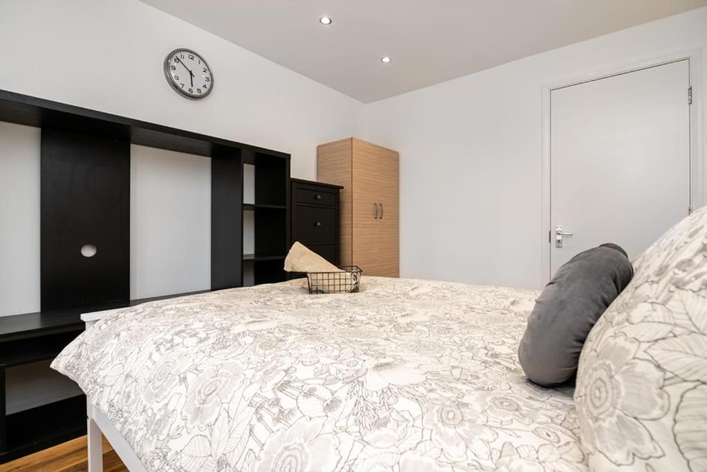 Modern House Just Refurbished Casa de hóspedes *
