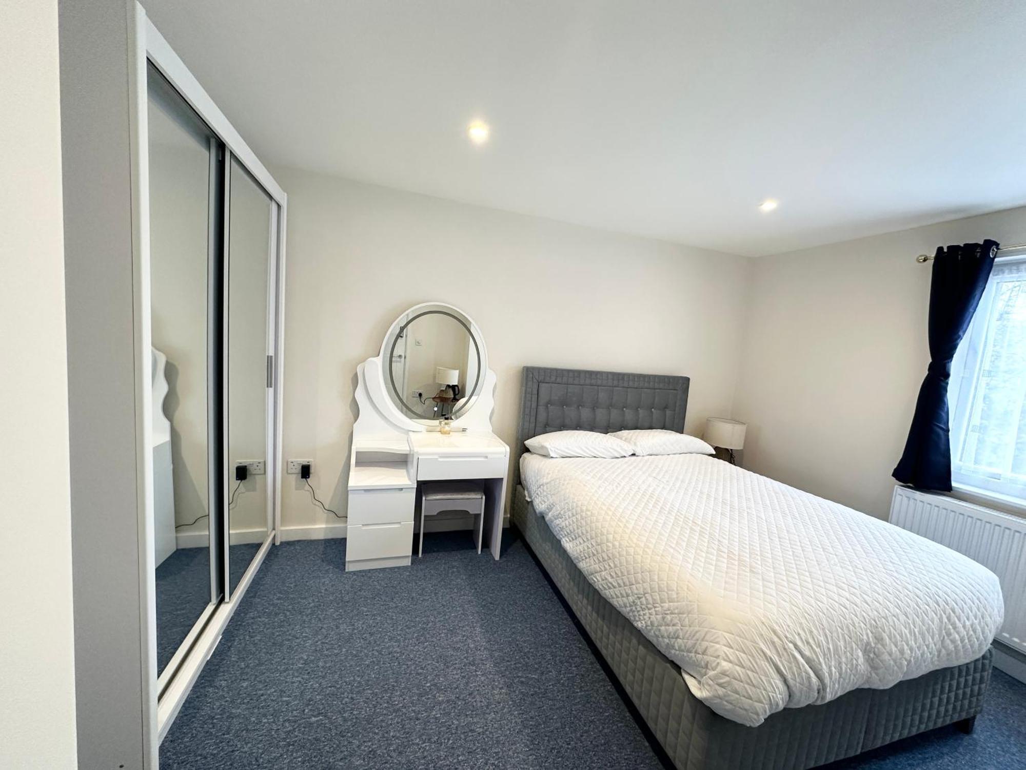 Newly Renovated Bedrooms Near Train And Bus Station Appartement