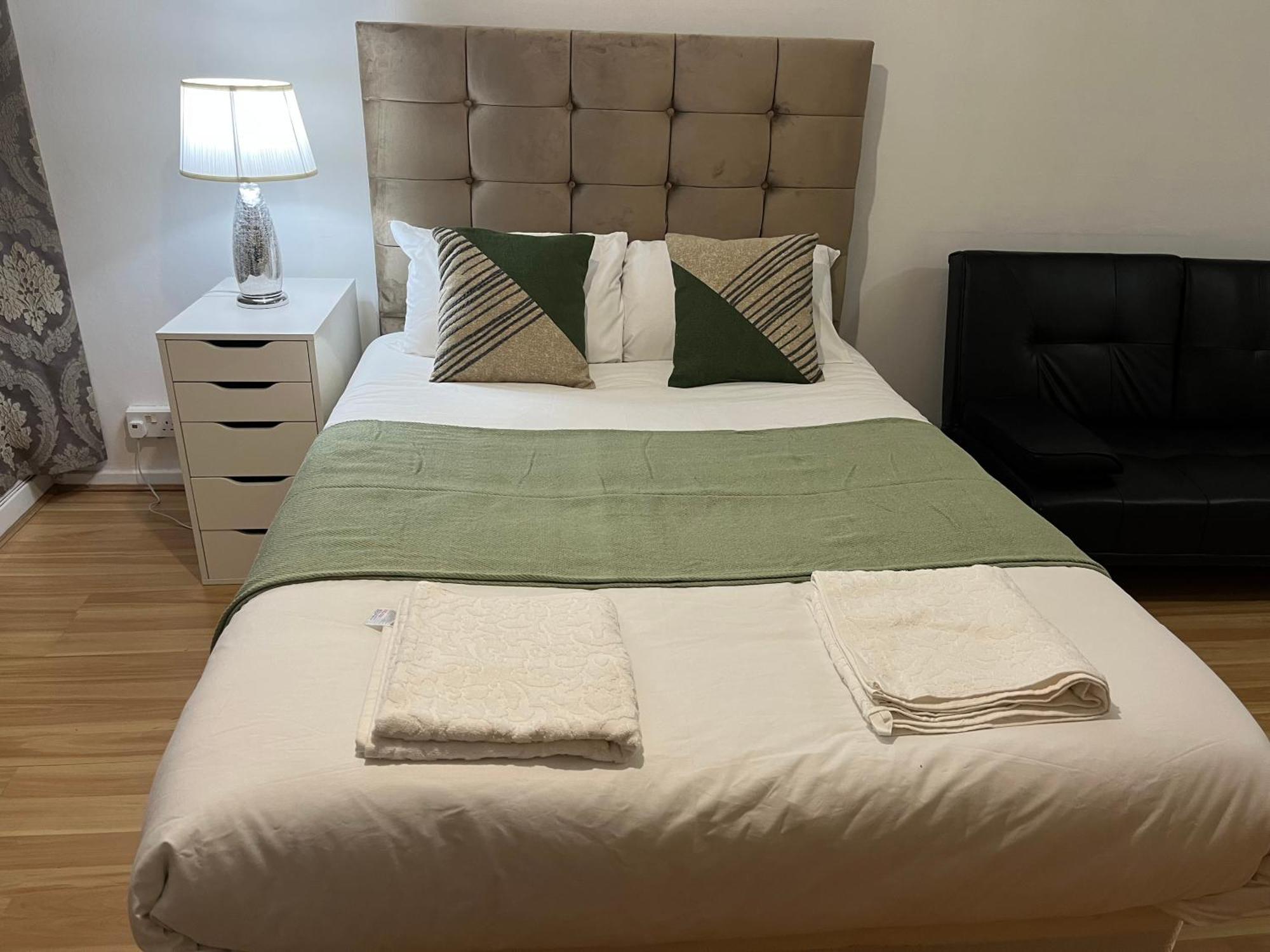 Ensuite With Kitchen Ext Large With Balcony In Zone 2 Londres