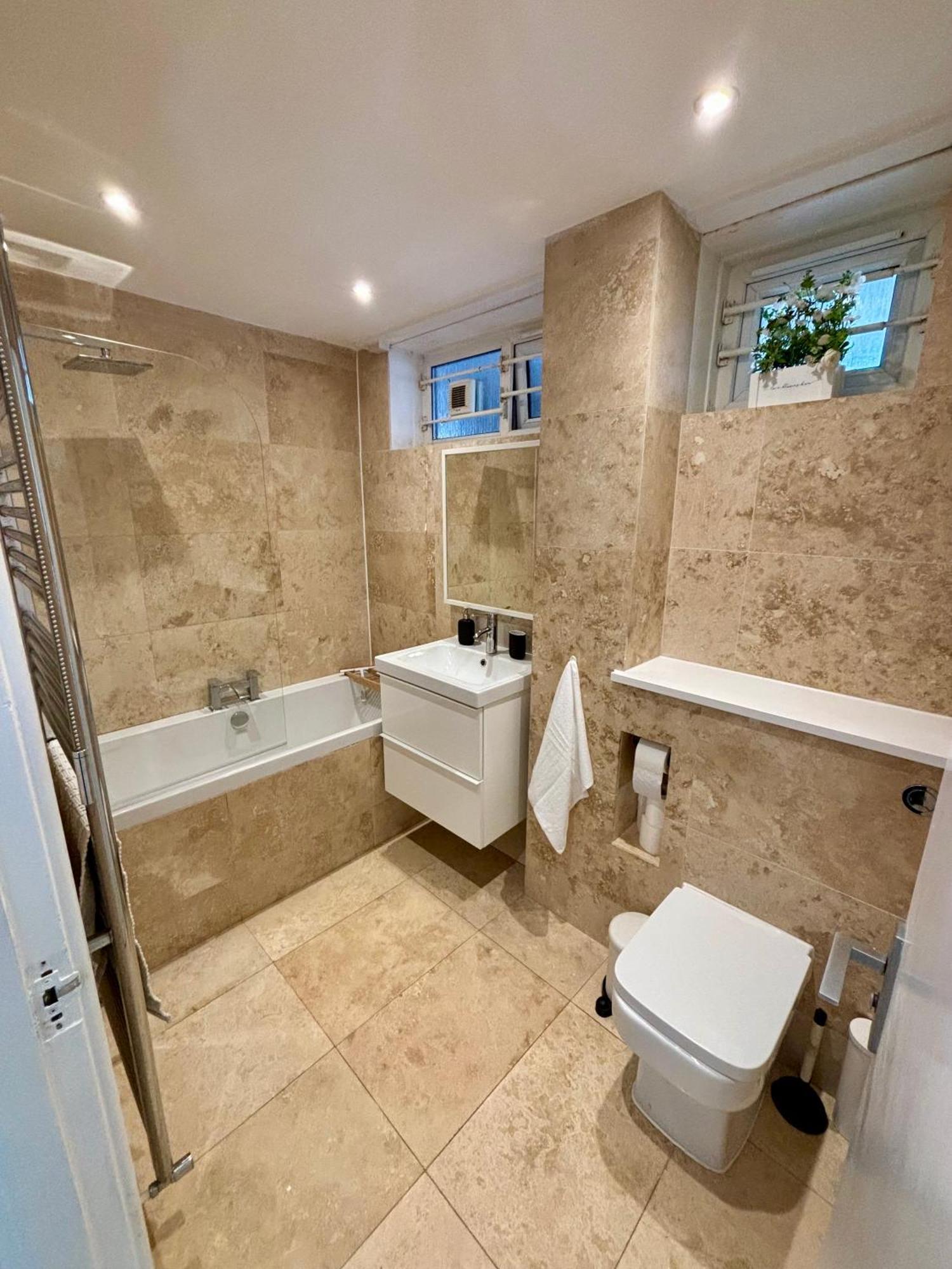 2 Bed, Open Plan, Modernised Flat, Canary Wharf Londres