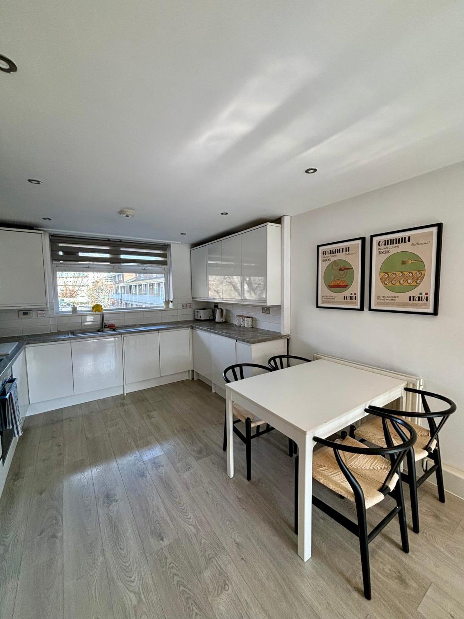 2 Bed, Open Plan, Modernised Flat, Canary Wharf Appartement Londres