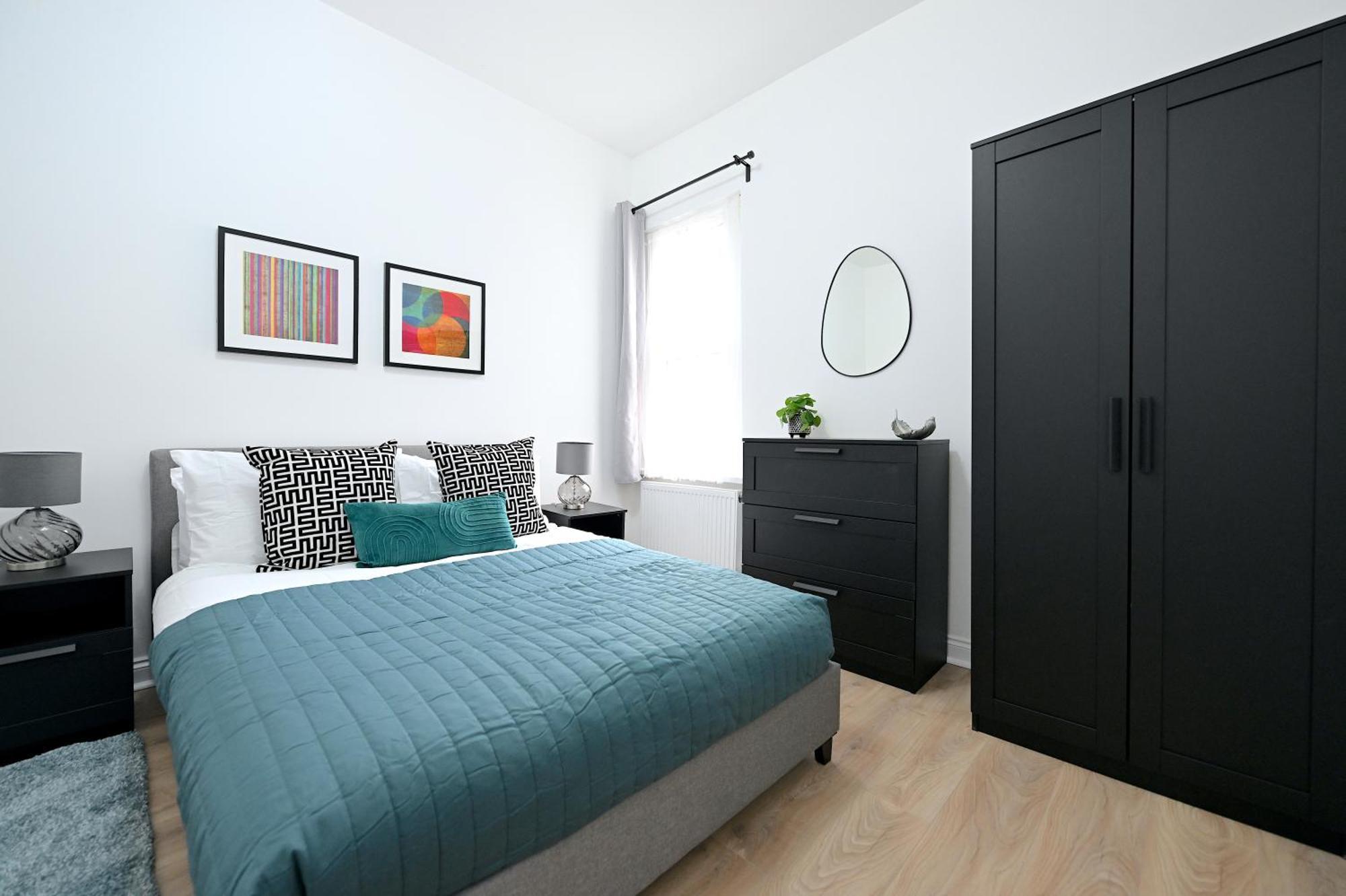 Bright & Large 3 Bed Flat In *