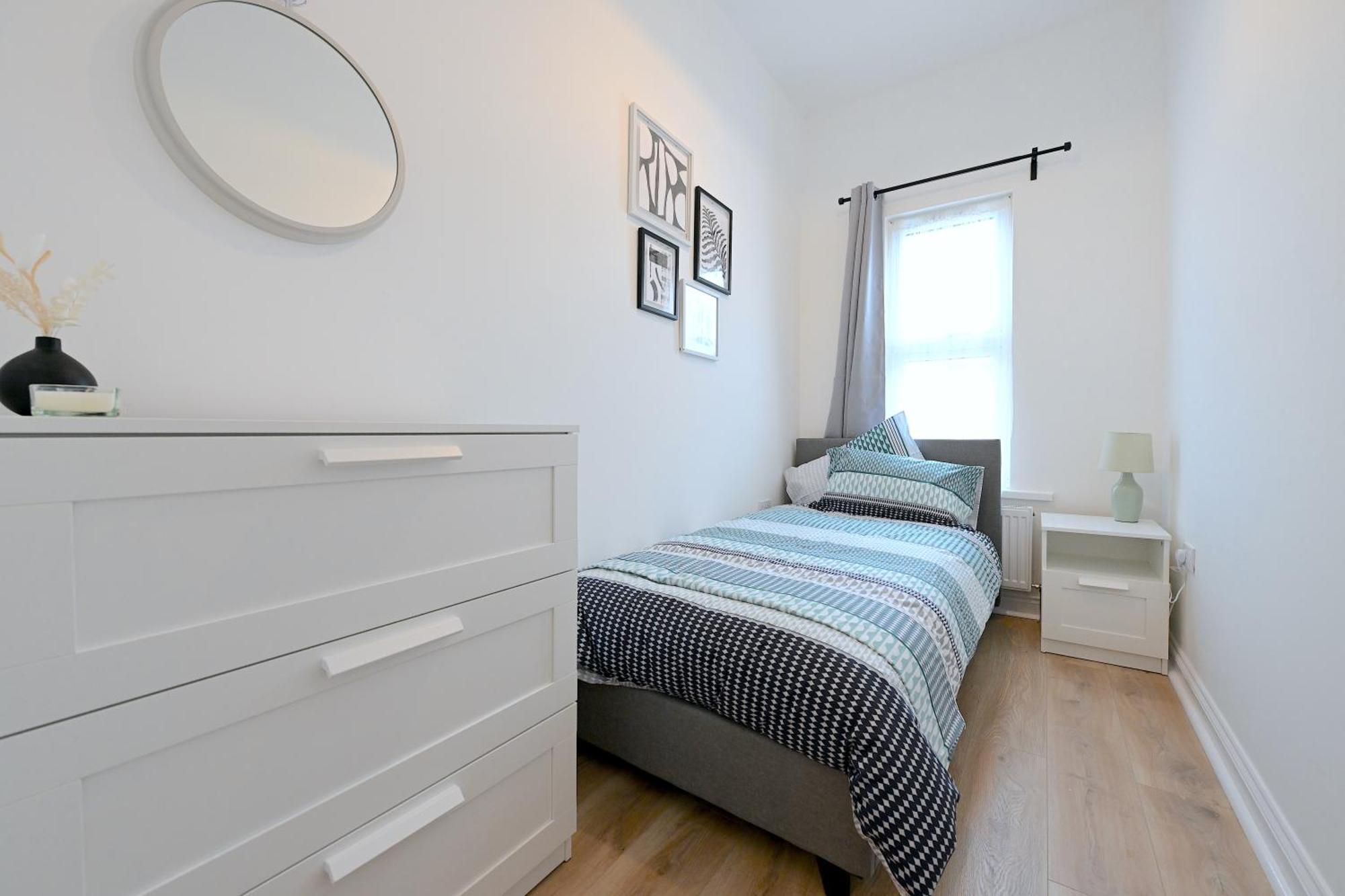 Bright & Large 3 Bed Flat In
