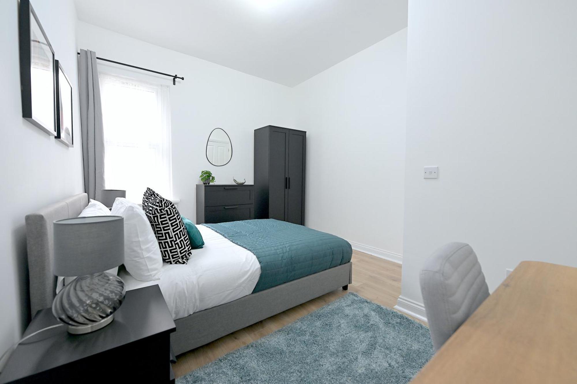 Bright & Large 3 Bed Flat In Apartamento