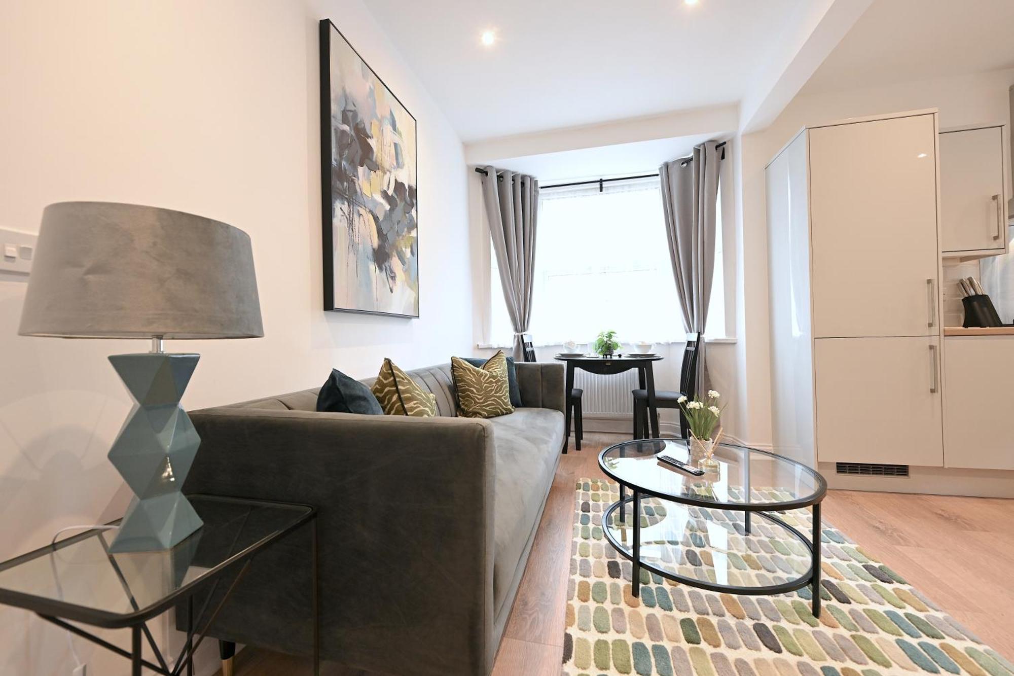 Bright & Large 3 Bed Flat In