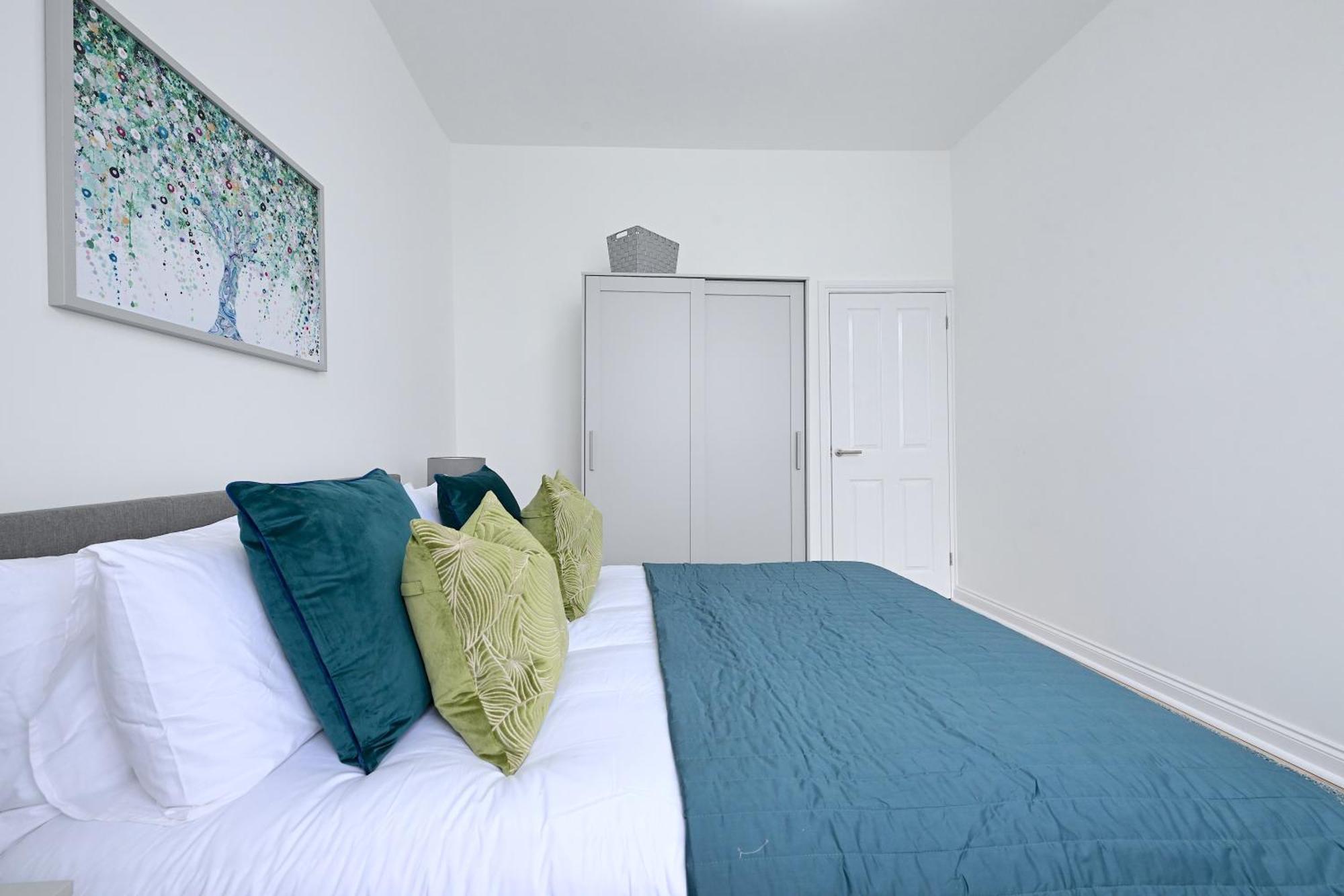 Bright & Large 3 Bed Flat In *