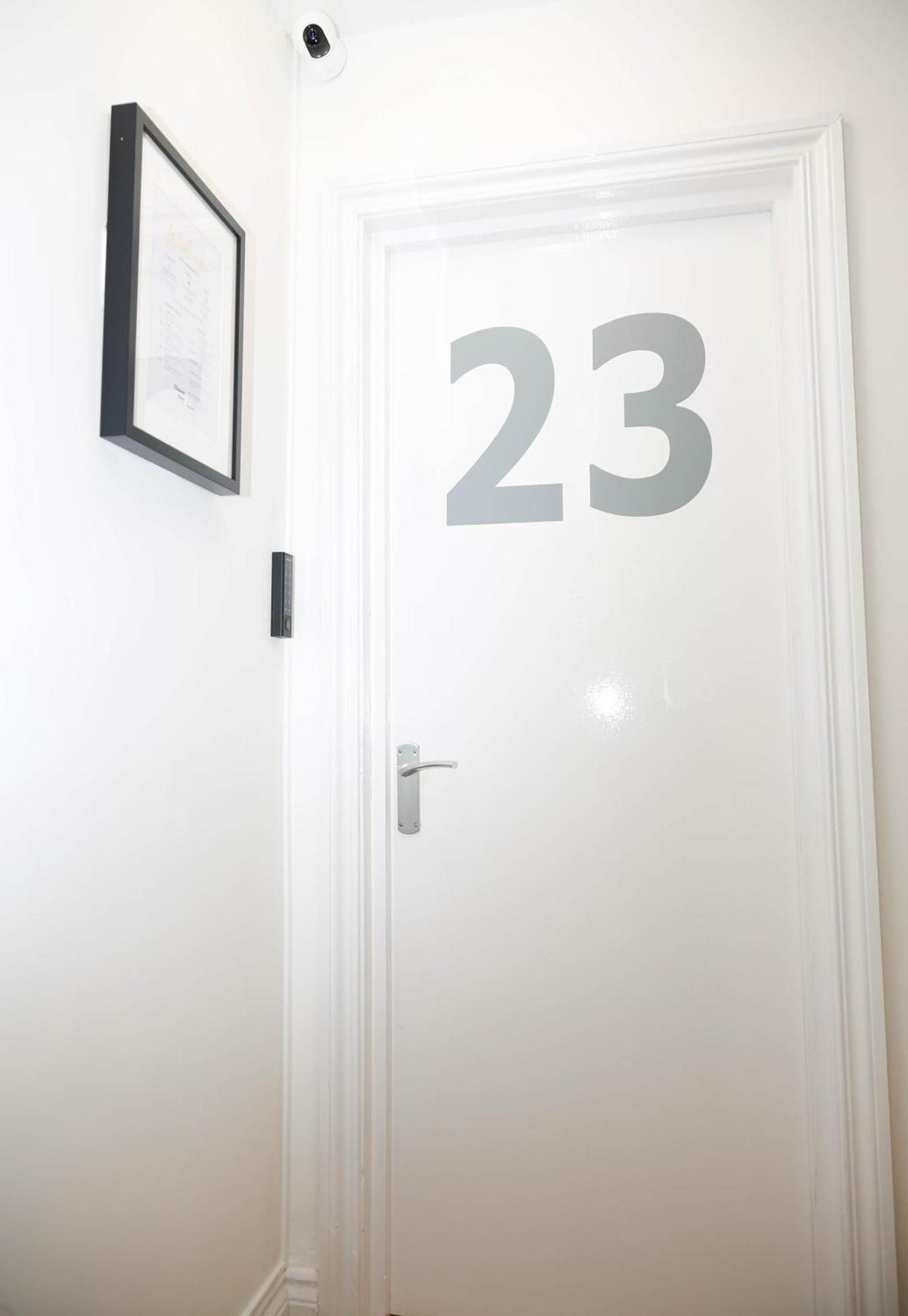 New Luxury In The Heart Of Next To Shops, Cafes, Bars & Metro With Shared Bathrooms Accommodatie bij particulieren Londen