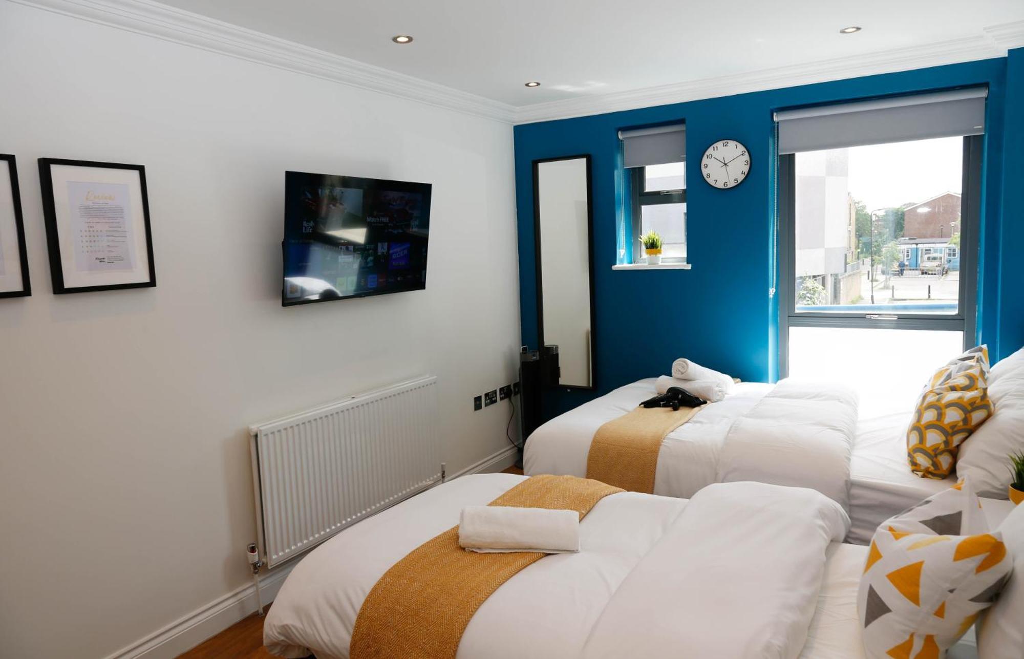 New Luxury In The Heart Of Next To Shops, Cafes, Bars & Metro With Shared Bathrooms Londen