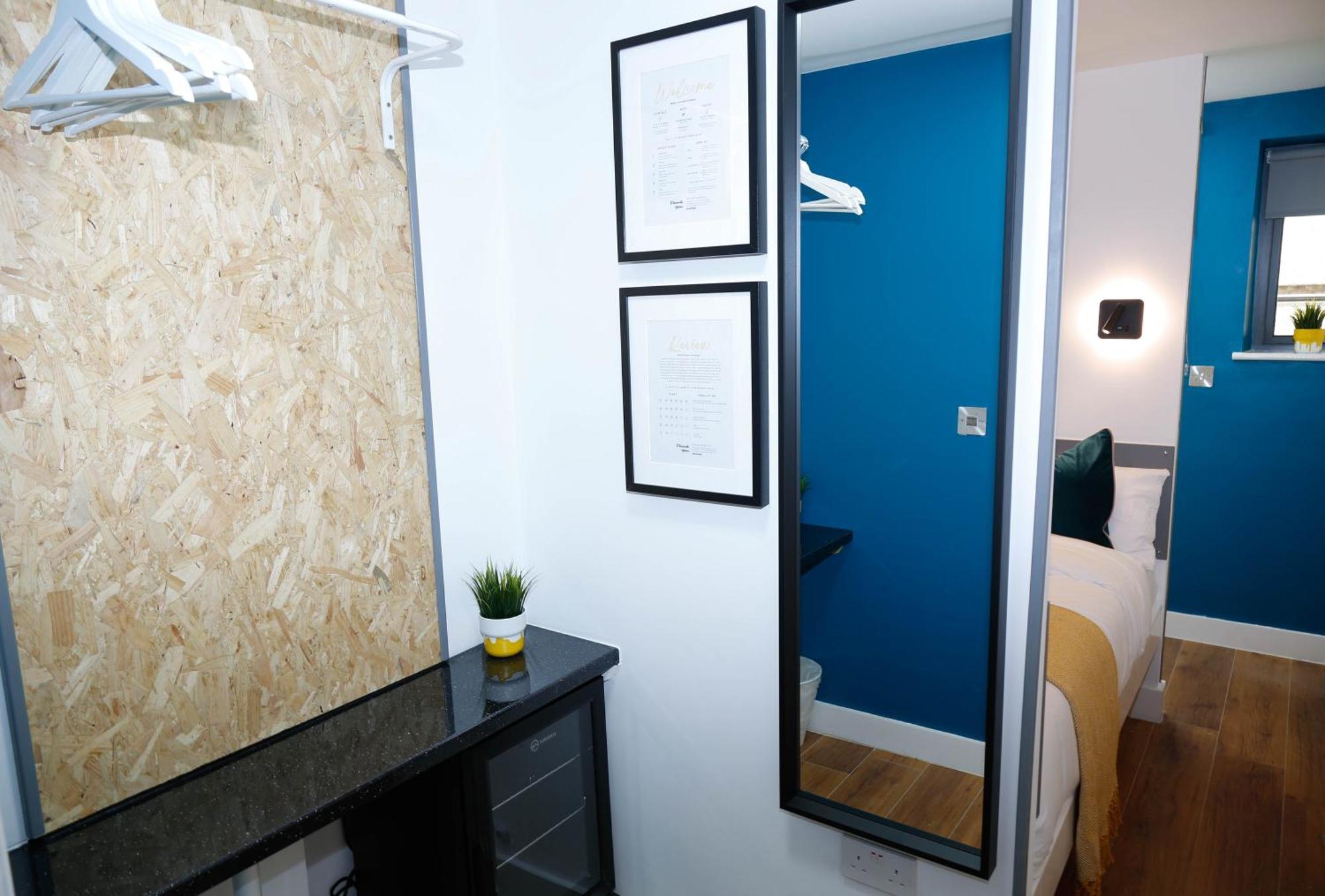 Accommodatie bij particulieren New Luxury In The Heart Of Next To Shops, Cafes, Bars & Metro With Shared Bathrooms Londen