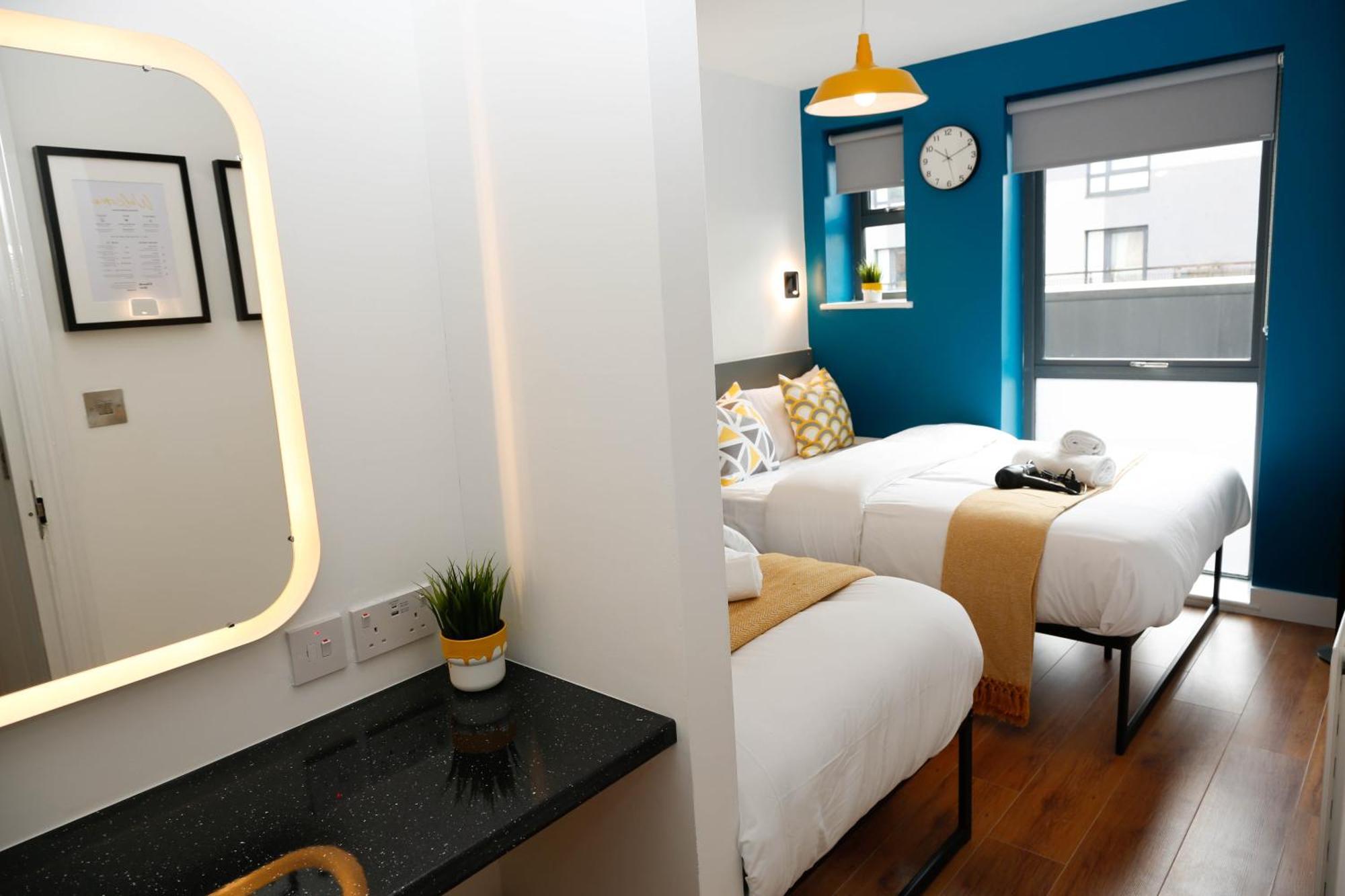New Luxury In The Heart Of Next To Shops, Cafes, Bars & Metro With Shared Bathrooms Londen
