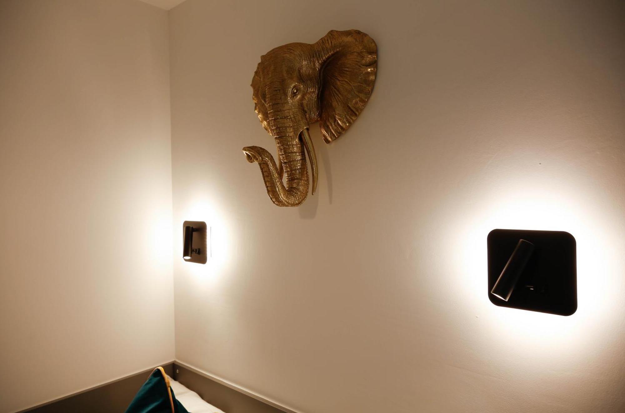 New Luxury In The Heart Of Next To Shops, Cafes, Bars & Metro With Shared Bathrooms * Londen