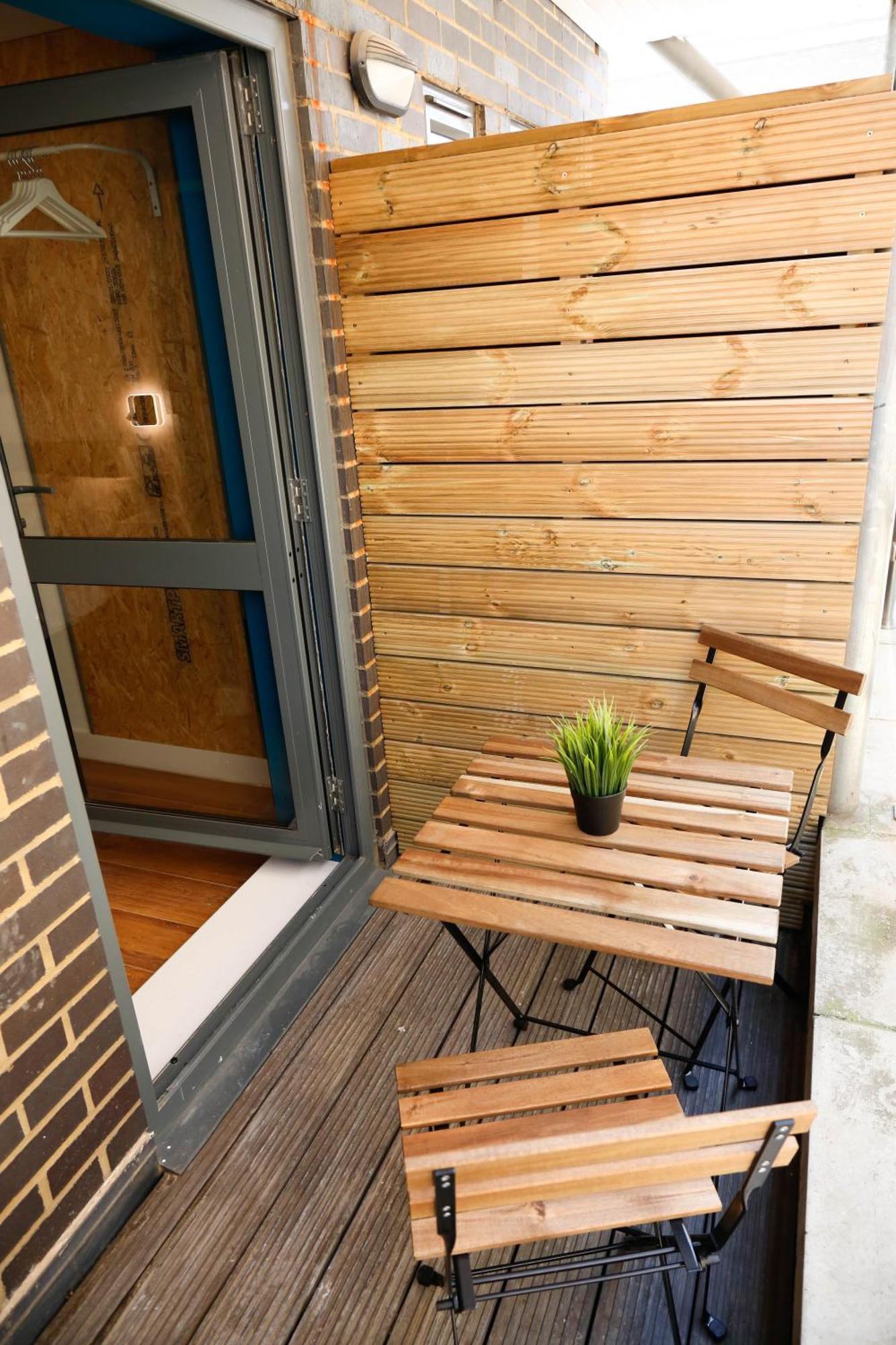 Accommodatie bij particulieren New Luxury In The Heart Of Next To Shops, Cafes, Bars & Metro With Shared Bathrooms Londen