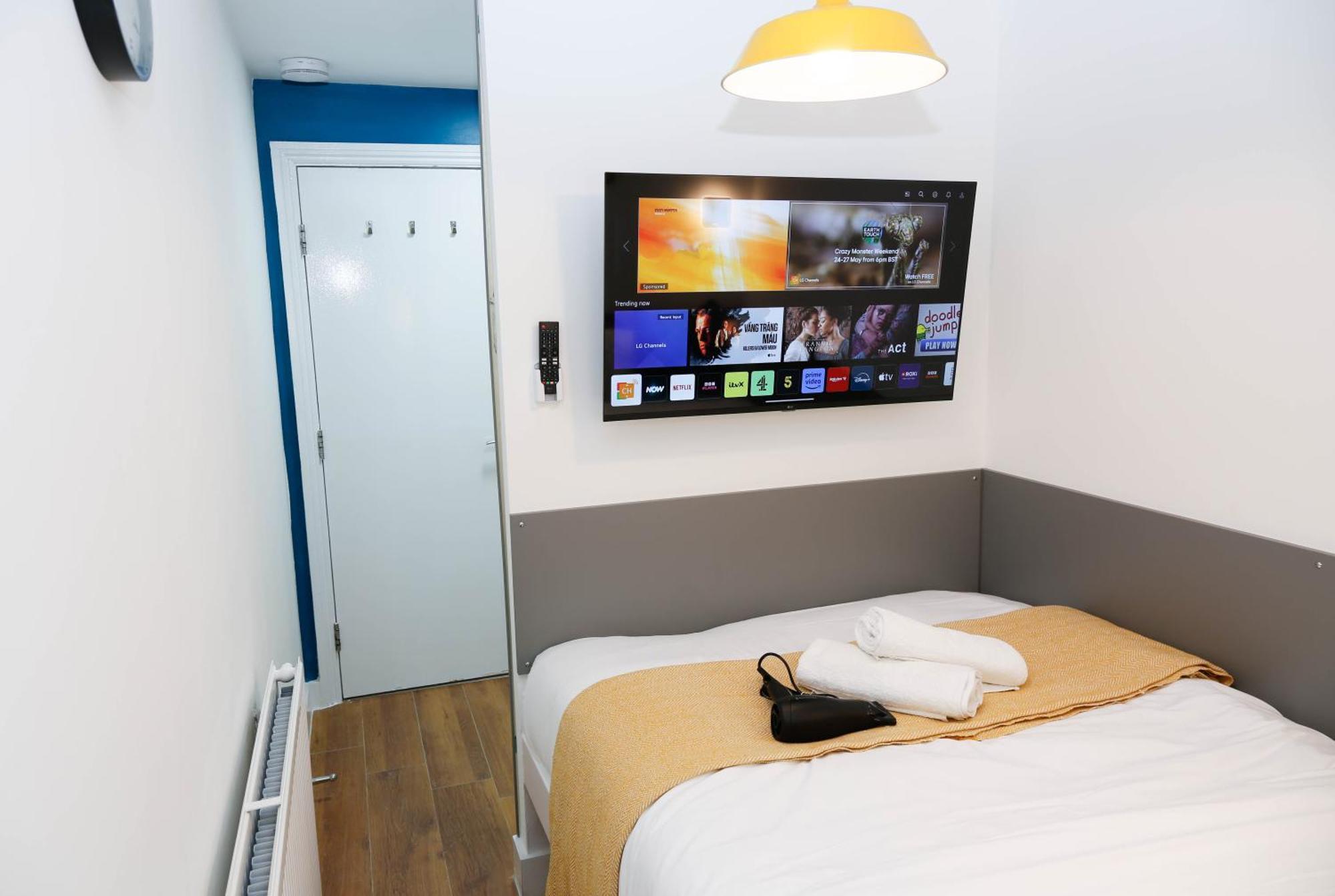 New Luxury In The Heart Of Next To Shops, Cafes, Bars & Metro With Shared Bathrooms Accommodatie bij particulieren Londen