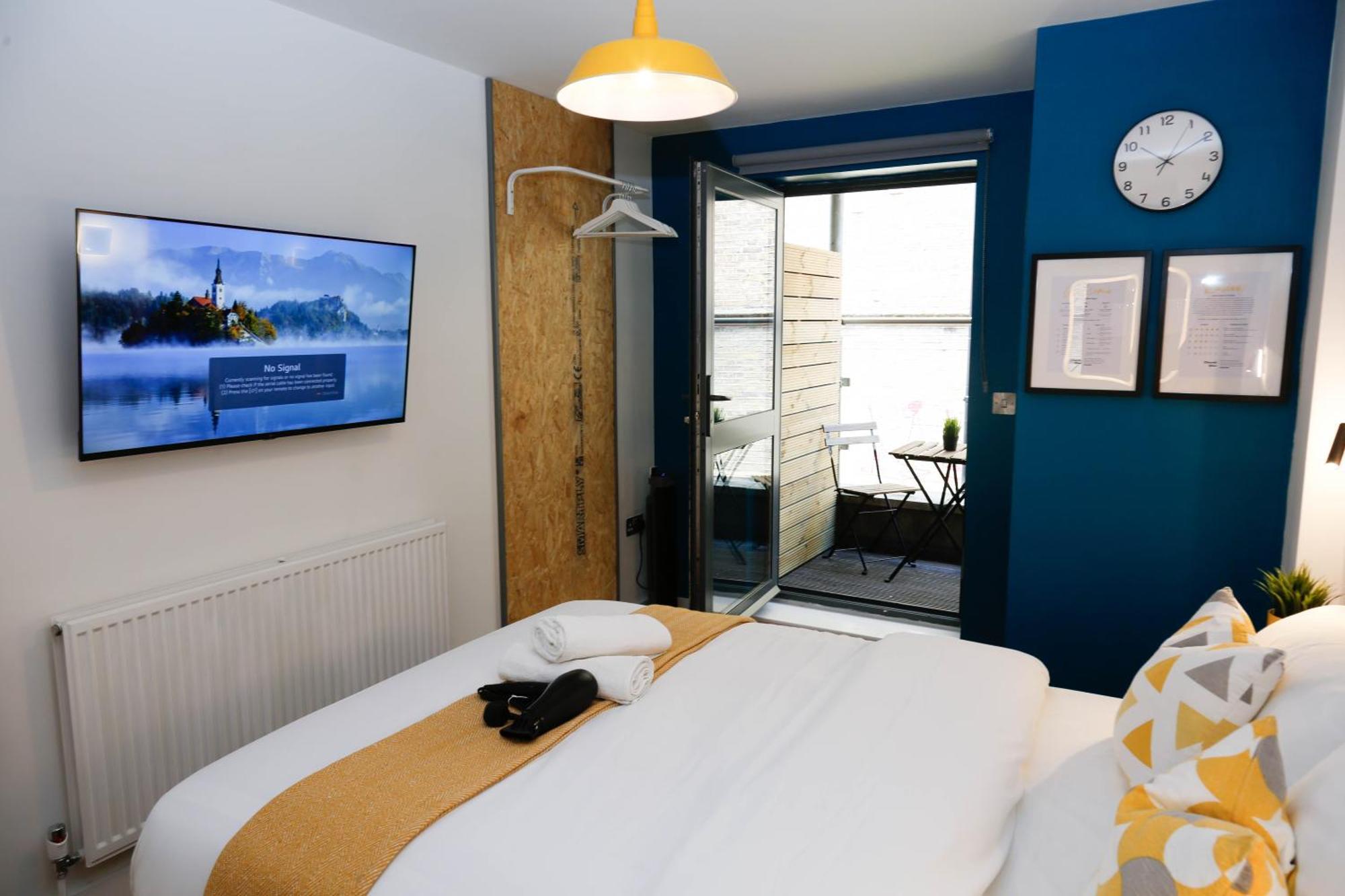 Accommodatie bij particulieren New Luxury In The Heart Of Next To Shops, Cafes, Bars & Metro With Shared Bathrooms Londen