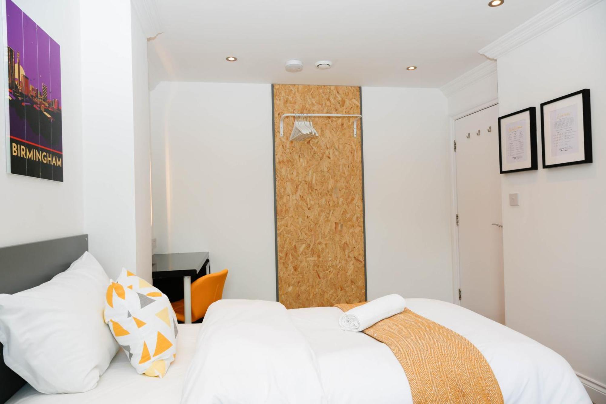 New Luxury In The Heart Of Next To Shops, Cafes, Bars & Metro With Shared Bathrooms * Londen