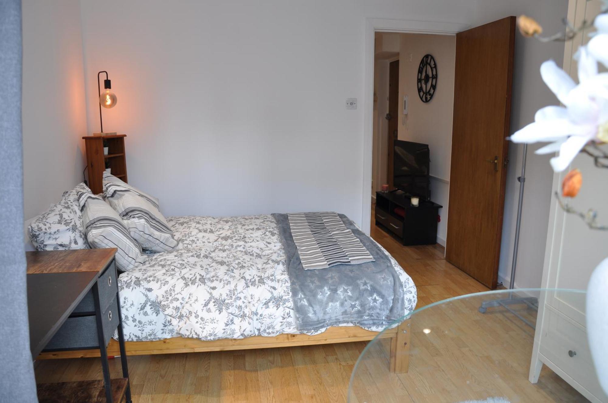 Modern Ground Floor In Canary Wharf, Free Parking *