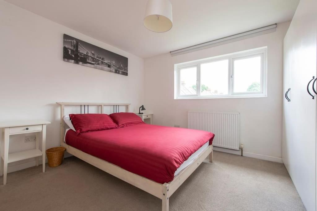 Casa de férias Lovely 2-bed 15 Minutes To Londres